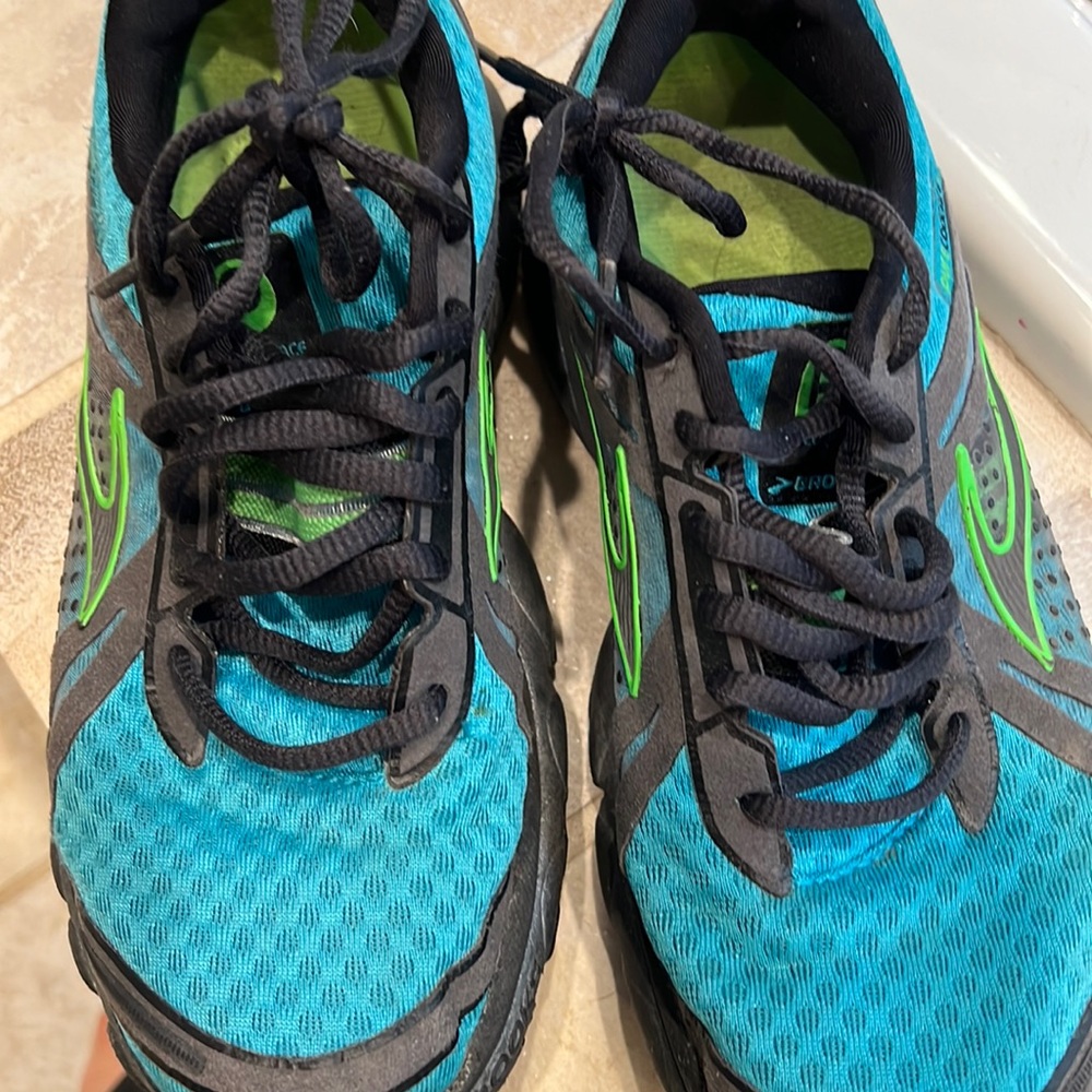 Women’s brooks